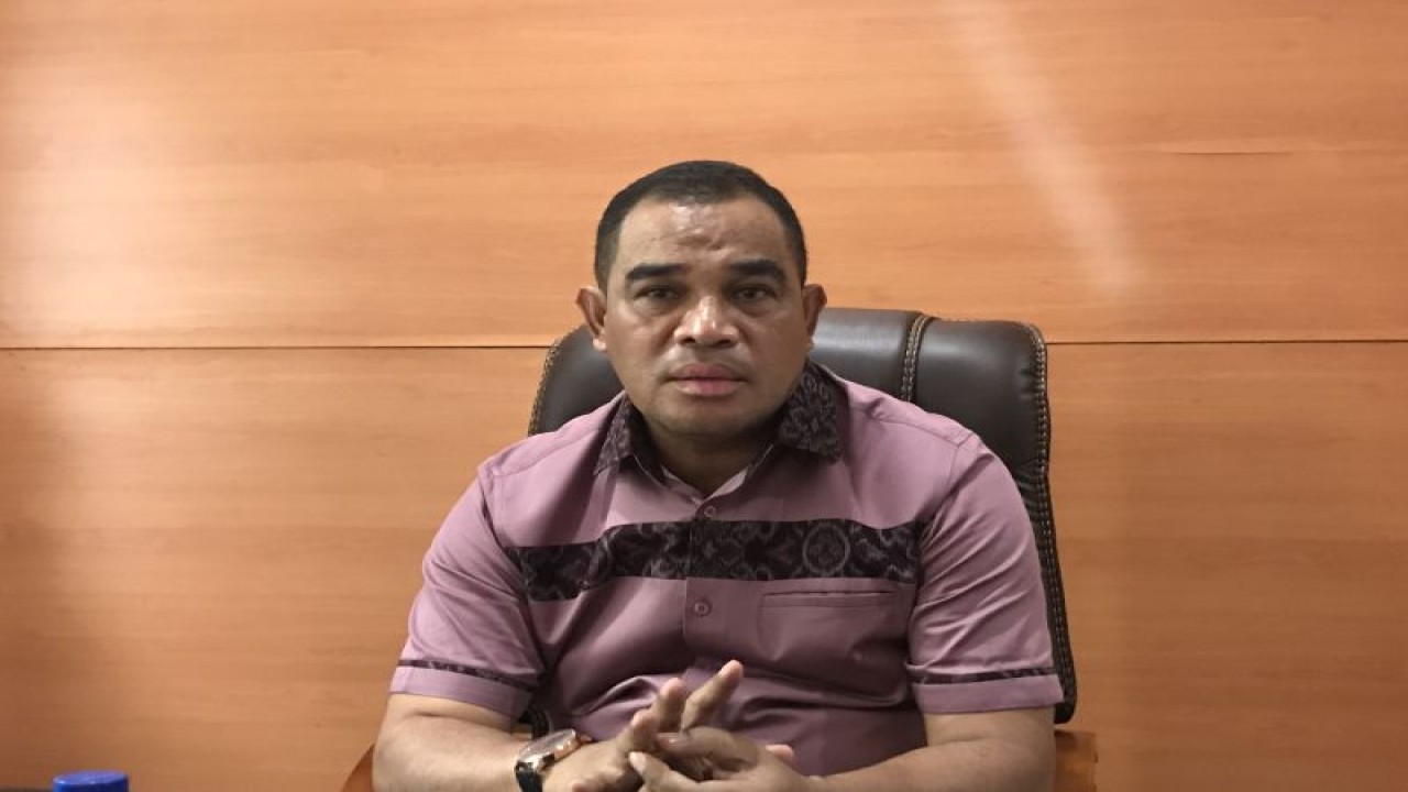 Wakil Ketua DPRD Ambon, Rustam Latupono, di Ambon, Selasa. (ANTARA/Winda Herman)
