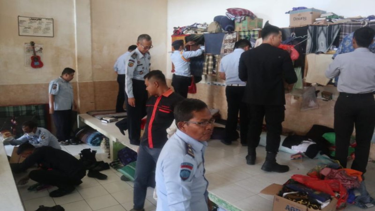 Petugas saat melakukan penggeledahan di kamar hunian warga binaan di Rutan Kelas IIB Ponorogo, Rabu (10/5/2023) . ANTARA/HO - Rutan Kelas IIB Ponorogo.