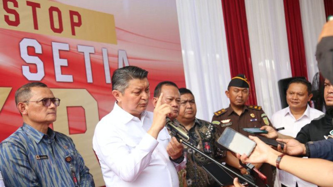 Kepala Badan Nasional Penanggulangan Terorisme (BNPT) Rycko Amelza Dahniel (dua kiri) di Lembaga Pemasyarakatan Khusus Terorisme (Lapsuster) Kelas II B Sentul, Bogor. (ANTARA/HO-PMD BNPT)