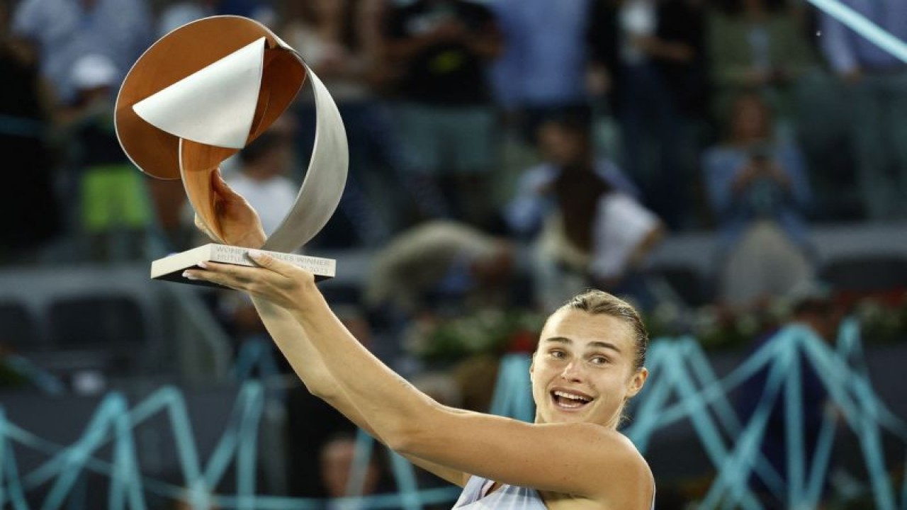 Petenis Belarus Aryna Sabalenka merayakan kemenangan dengan trofi setelah memenangi pertandingan final Madrid Open melawan petenis Polandia Iga Swiatek di Park Manzanares, Madrid, Spanyol, Sabtu (6/5/2023). (ANTARA/REUTERS/Juan Medina)