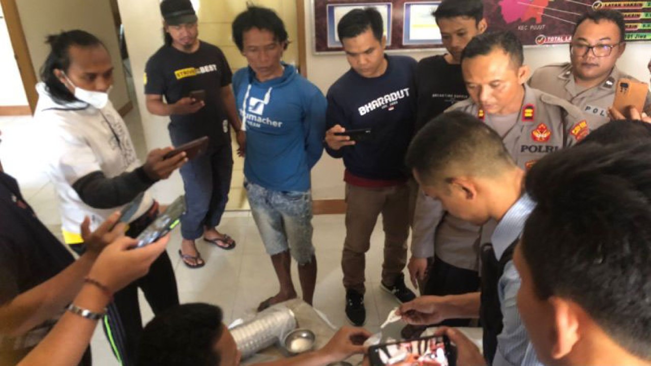Petugas mengecek keabsahan serbuk kristal putih diduga sabu-sabu hasil penangkapan di Lombok Tengah, NTB, Rabu (17/5/2023). ANTARA/HO-Polda NTB