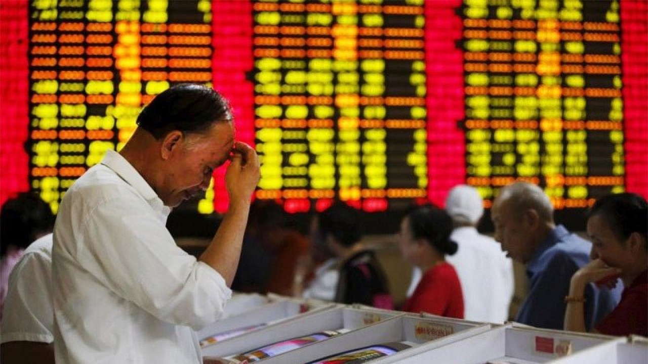 Ilustrasi - Investor melihat layar komputer yang menunjukkan informasi saham di sebuah rumah broker di Shanghai. ANTARA/REUTERS/Aly Song/aa.