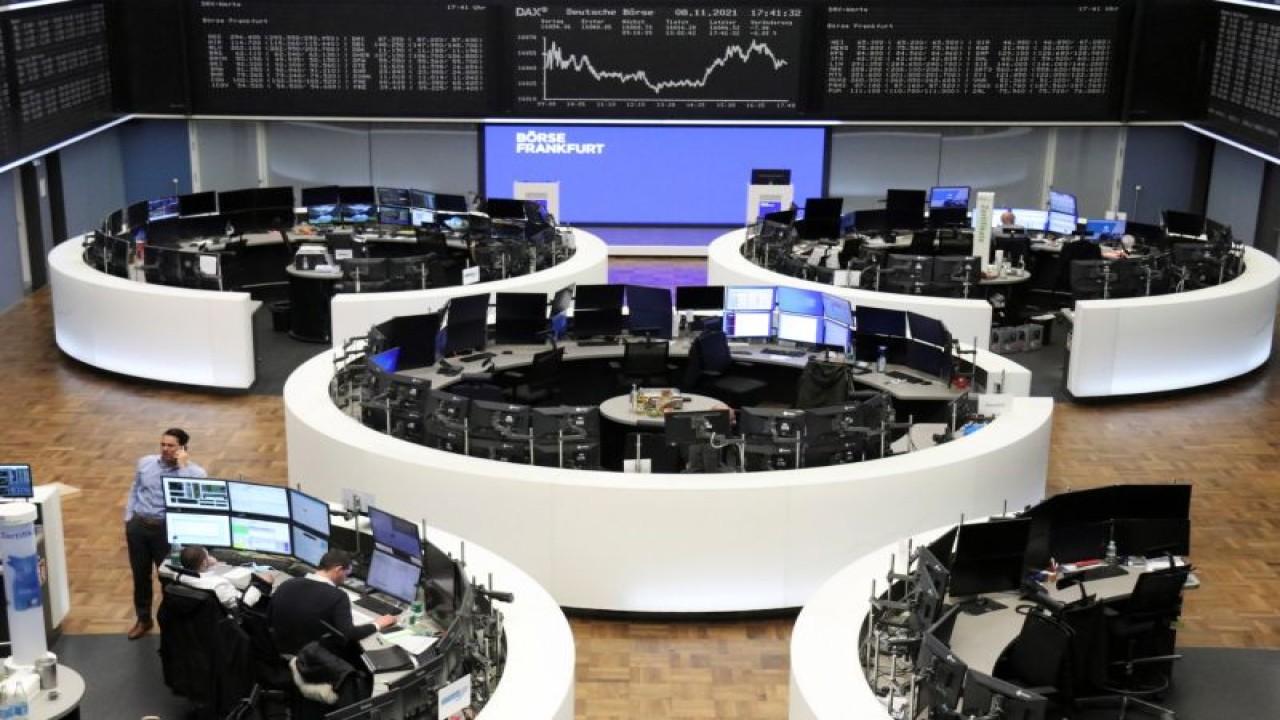 Grafik indeks harga saham Jerman DAX terlihat di bursa saham di Frankfurt, Jerman, Senin (8/11/2021). ANTARA FOTO/REUTERS/Staff/WSJ/cfo
