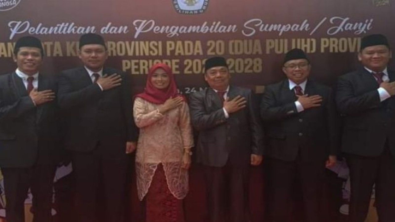 Said Usman Umar terpilih untuk menjabat sebagai Ketua KPU Provinsi Sulawesi Barat (Sulbar) setelah lima anggota KPU Sulbar dilantik Ketua KPU RI Hasyim Asy’ari, di Mamuju, Rabu (24/5/2023) ANTARA Foto/ M Faisal Hanapi