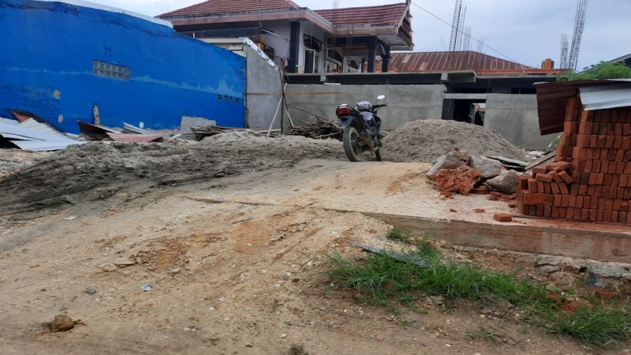 Salah satu bangunan masyarakat untuk penempatan tangki septek di Kota Baubau. ANTARA/Azis Senong