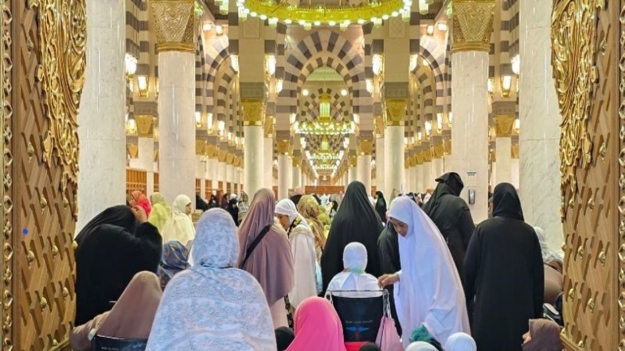 Salah satu pintu Masjid Nawabi penuh sesak oleh jamaah meski di hujan deras, Kamis (25/5/2023). ANTARA/Nur Istibsaroh