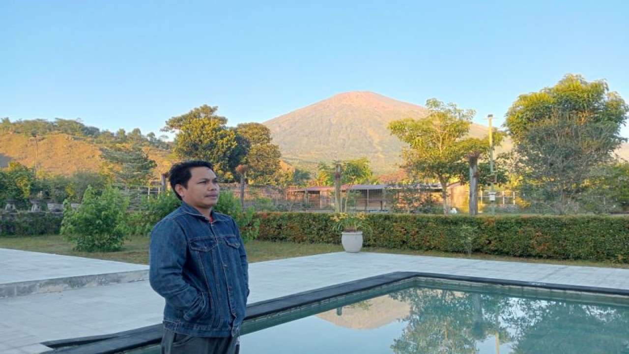 Salah satu wisatawan saat berswafo di kaki Gunung Rinjani, NTB, saat kondisi cuaca cerah (FOTO ANTARA/Akhyar)