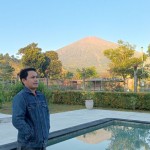Salah satu wisatawan saat berswafo di kaki Gunung Rinjani, NTB, saat kondisi cuaca cerah (FOTO ANTARA/Akhyar)-1684737382