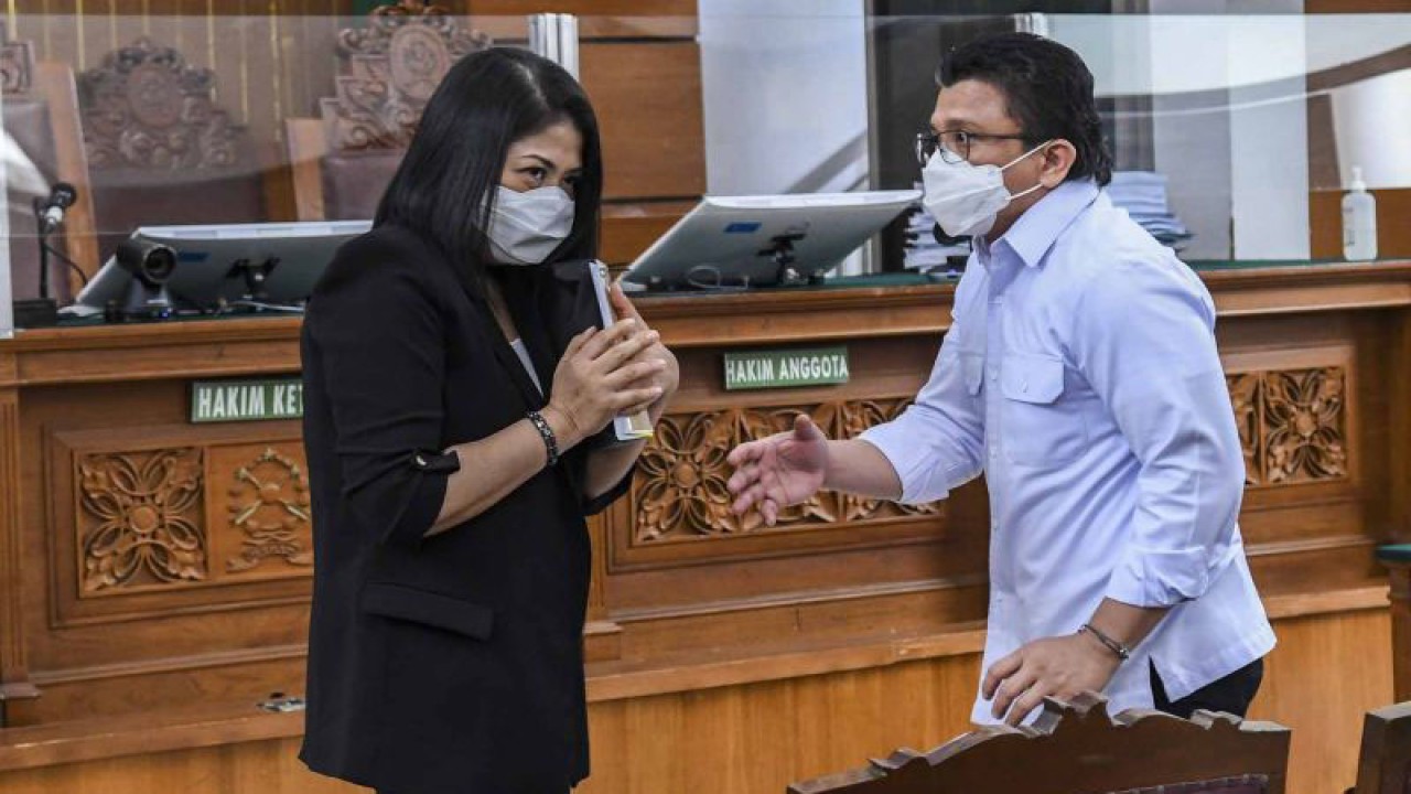 Terdakwa kasus pembunuhan Brigadir Nofriansyah Yosua Hutabarat, Ferdy Sambo (kanan) dan Putri Chandrawathi, saat bersiap mengikuti sidang lanjutan di PN Jakarta Selatan, Jakarta, Selasa (3/1/2023). (ANTARA FOTO/Galih Pradipta/wsj)