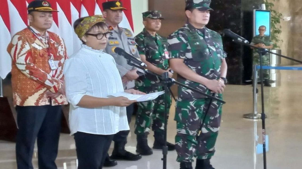 Menteri Luar Negeri Retno Marsudi (kiri) dan Panglima TNI Laksamana Yudo Margono saat memberikan keterangan pers di Bandara Internasional Soekarno-Hatta, Tangerang, Jumat (28/4/2023). (ANTARA/Cindy Frishanti/pri.)