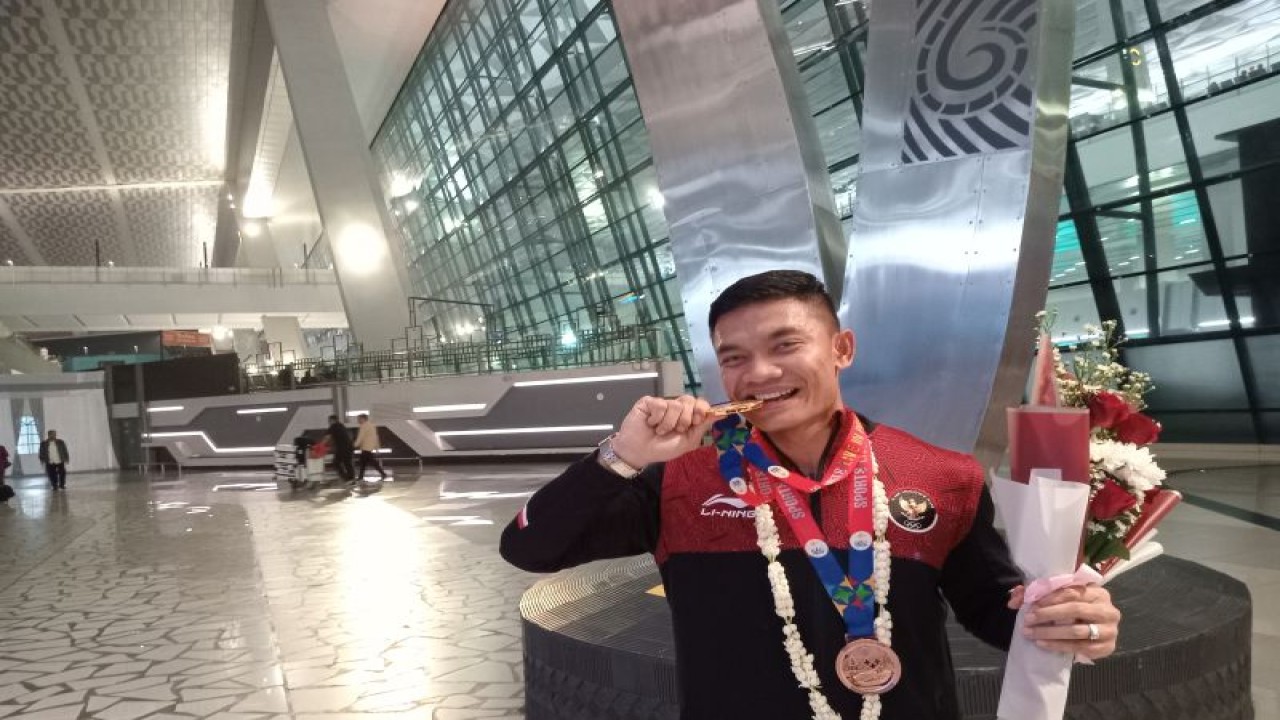 Karateka Indonesia Sandi Firmansyah berpose setelah upacara penyambutan atlet SEA Games 2023 di Bandara Soekarno-Hatta, Tangerang, Selasa (9/5/2023). (ANTARA/RAUF ADIPATI)