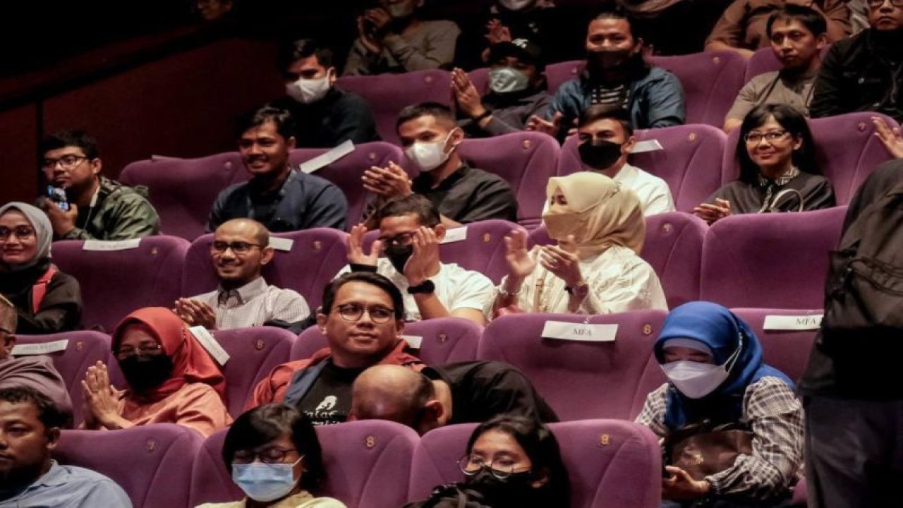 Menteri Pariwisata dan Ekonomi Kreatif/Kepala Badan Pariwisata dan Ekonomi Kreatif (Menparekraf/Kabaparekraf), Sandiaga Salahuddin Uno usai nonton bareng film “Buya Hamka” (ANTARA/HO)
