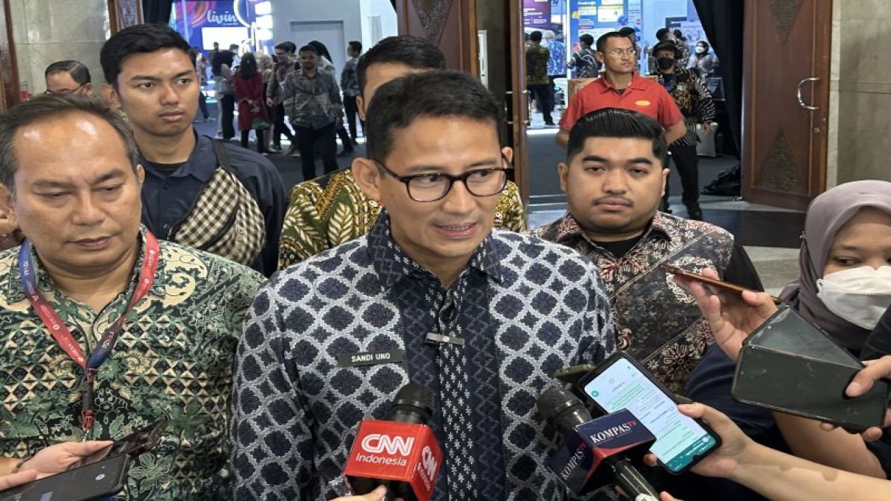 Menteri Pariwisata dan Ekonomi Kreatif Sandiaga Uno saat sesi doorstop di Jakarta, Senin (8/5/2023). ANTARA/Kuntum Riswan