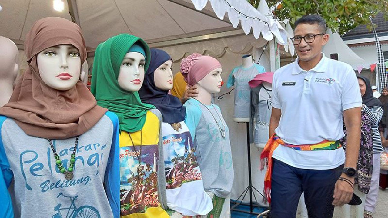 Menteri Pariwisata dan Ekonomi Kreatif Republik Indonesia Sandiaga Salahuddin Uno saat membuka Pesona Belitung Beach Festival 2022 di kawasan pantai Tanjung Pendam Belitung, Rabu (10/8/2022). ANTARA/Kasmono/pri.