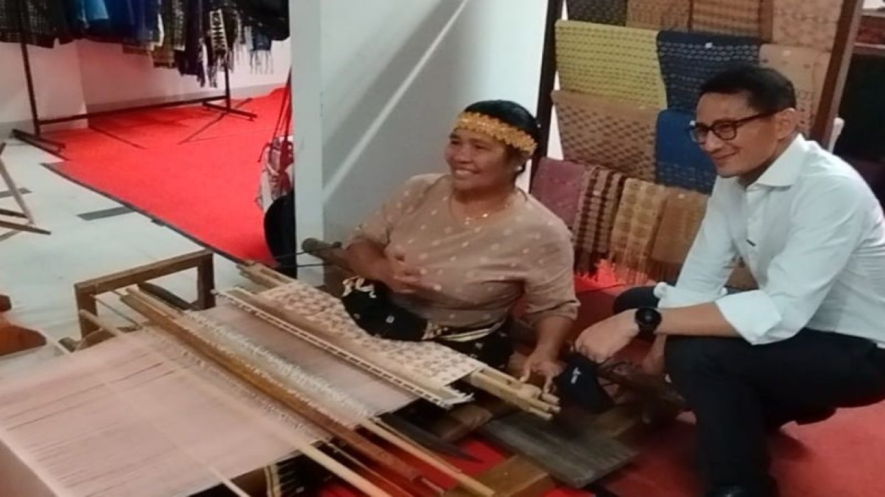 Menparekraf Sandiaga Salahuddin Uno mengunjungi SME's Hub di Kawasan Waterfront City Labuan Bajo, Manggarai Barat, NTT, Selasa (9/5/2023) malam. (ANTARA/Fransiska Mariana Nuka)