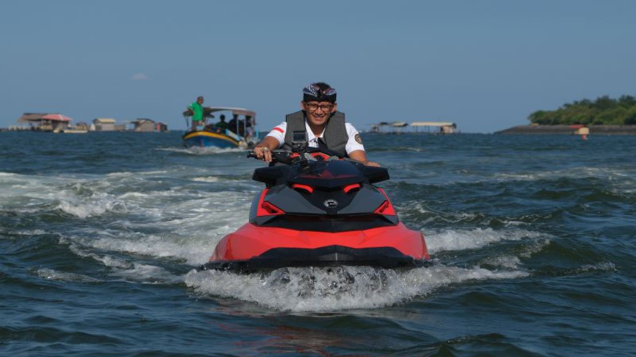 Menteri Pariwisata dan Ekonomi Kreatif (Menparekraf) Sandiaga Uno mengendarai jetski di sela kunjungan sekaligus peresmian desa wisata di Desa Wisata Serangan, Denpasar, Bali, Selasa (16/5/2023) ANTARA FOTO/Nyoman Hendra Wibowo/rwa.