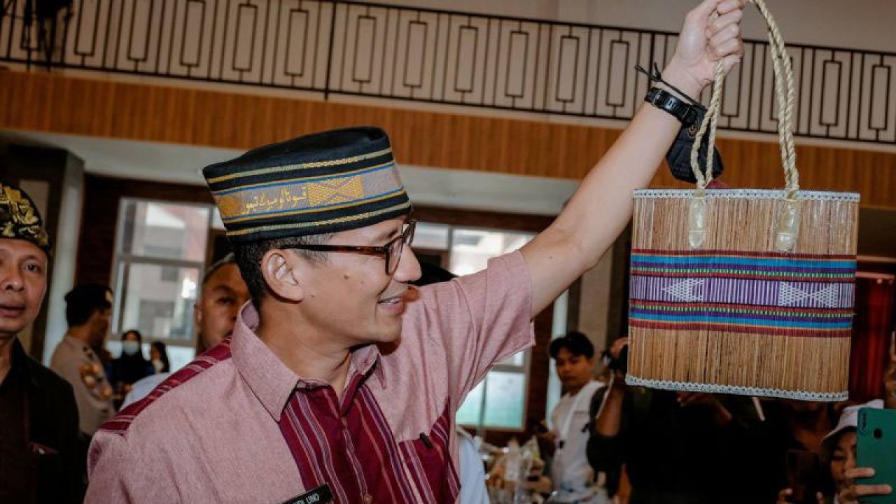 Menteri Pariwisata dan Ekonomi Kreatif(Menparekraf) Sandiaga Salahuddin Uno saat workshop Kabupaten/Kota (KaTa) Kreatif 2023 di Balai Pelatihan Vokasi dan Produktivitas (BPVP) Kabupaten Lombok Timur, NTB, Rabu (17/5/2023). ANTARA/HO-Kemenparekraf