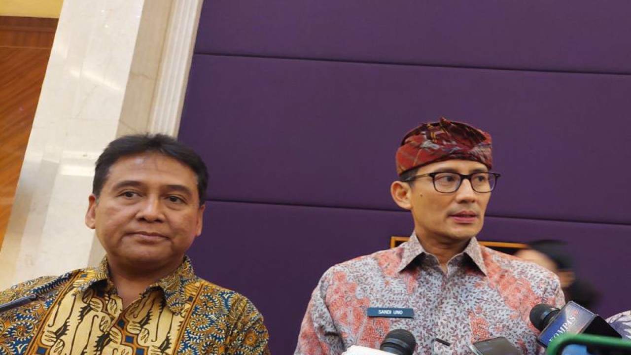 Ketua Umum GIPI Haryadi Sukamdani (kiri), Menteri Pariwisata dan Ekonomi Kreatif (Menparekraf) Sandiaga Uno (kanan) dalam sesi temu wartawan usai membuka Rakernas Gabungan Industri Pariwisata Indonesia (GIPI) di Jakarta, Selasa (23/5/2023). ANTARA/Sinta Ambarwati/pri.