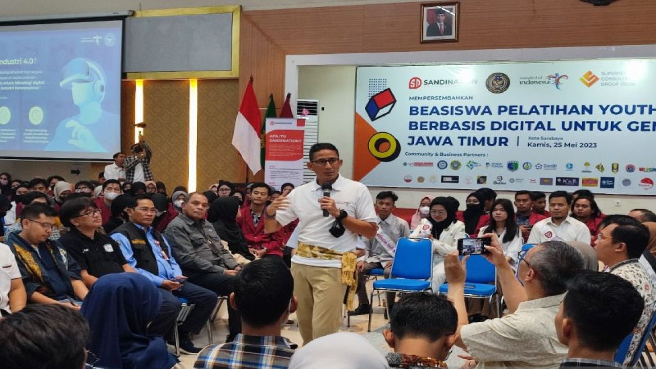Menteri Pariwisata dan Ekonomi Kreatif (Menparekraf) Sandiaga Uno (tengah) saat memberikan pelatihan pemasaran digital di kampus Universitas Muhammadiyah Surabaya, Kamis (25/5/2023). (ANTARA/Willi Irawan)