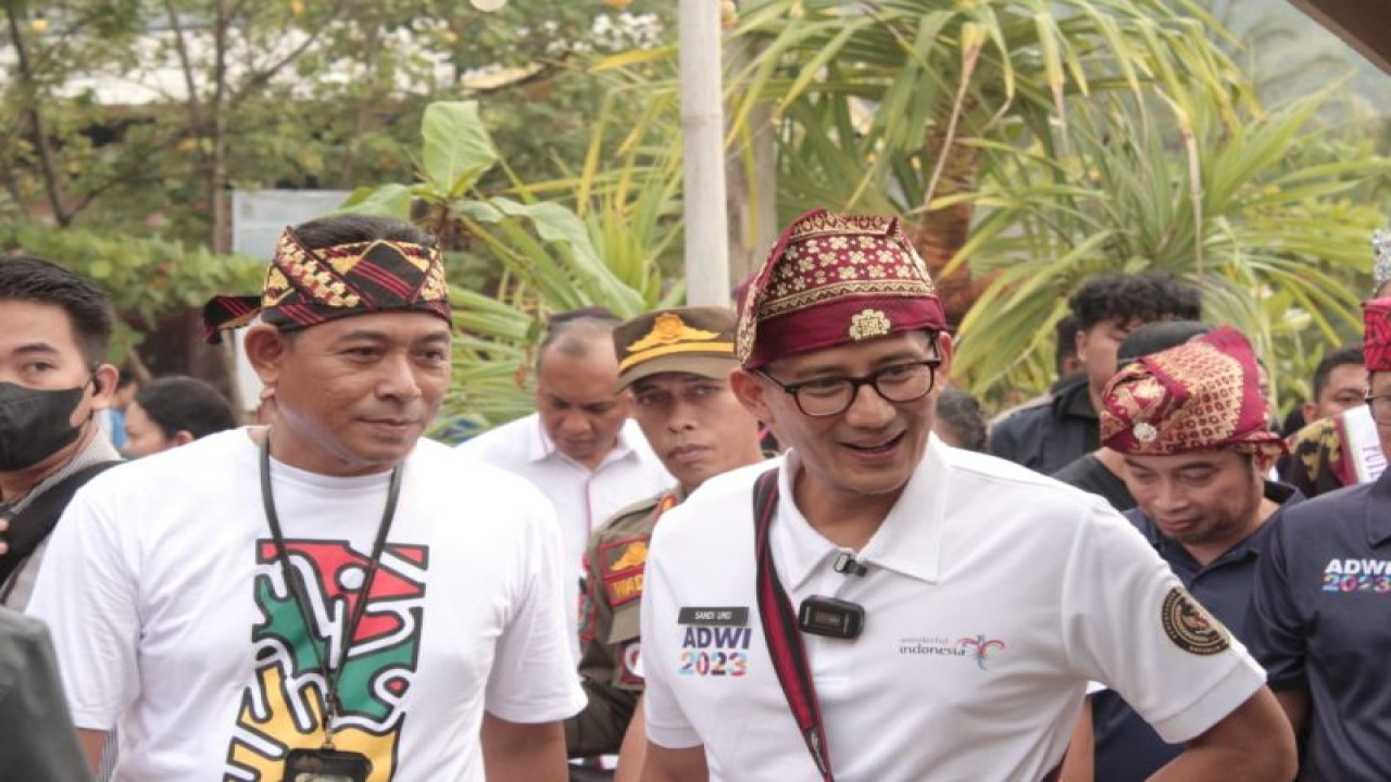 Menteri Pariwisata dan Ekonomi Kreatif (Menparekraf) Sandiaga Salahuddin Uno, di Desa Kelawi, Lampung Selatan yang dinobatkan sebagai salah satu desa wisata terbaik, Sabtu (27/5/2023). ANTARA/Dian Hadiyatna