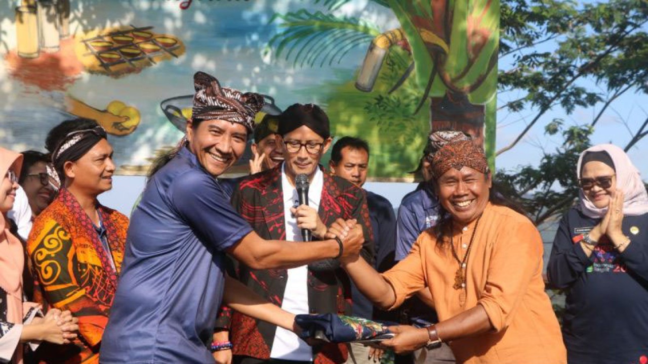 Menparekraf Sandiaga Uno di Desa Wisata Hargotirto, Kabupaten Kulon Progo, Senin (29/5). (ANTARA/Sutarmi)