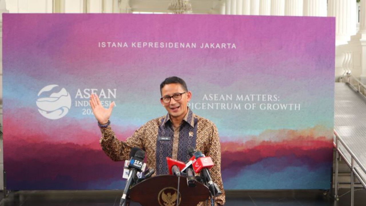 Menteri Pariwisata dan Ekonomi Kreatif Sandiaga Uno memberikan keterangan kepada wartawan di Istana Wakil Presiden, Jakarta, Senin (29/5/2023). ANTARA/Desca Lidya Natalia