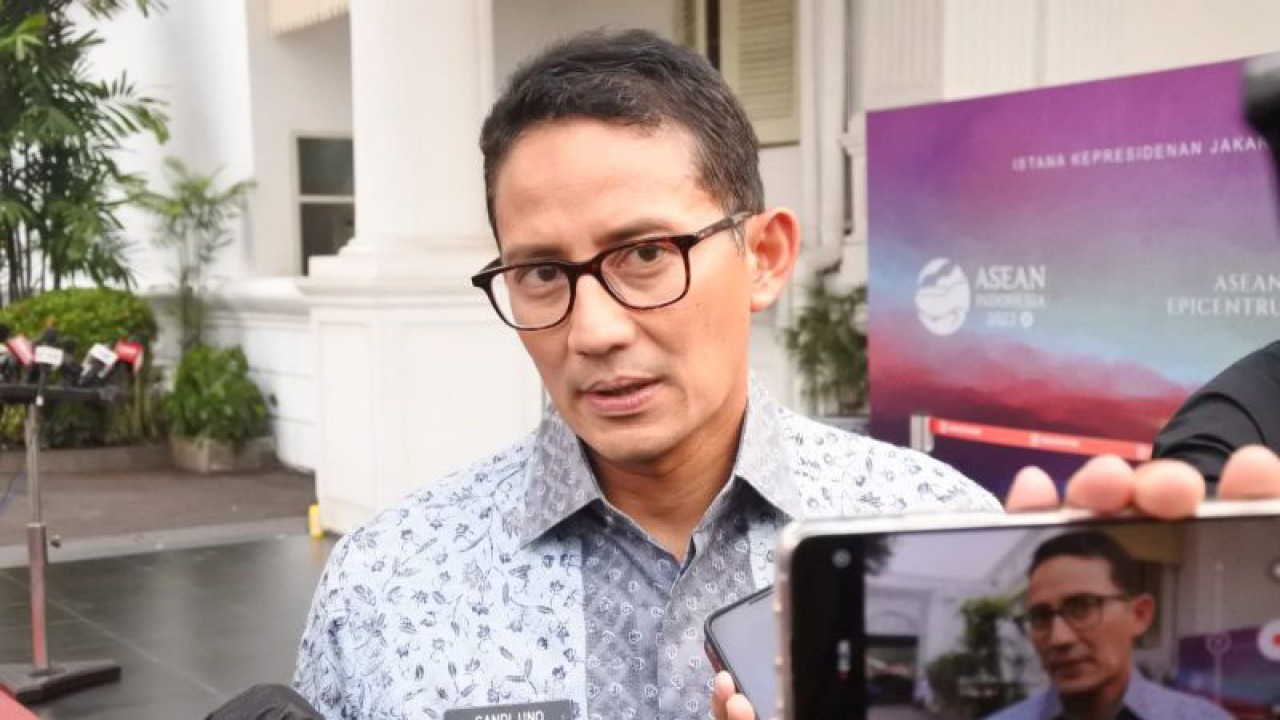 Menteri Pariwisata dan Ekonomi Kreatif Sandiaga Uno saat ditemui di halaman Istana Kepresidenan Jakarta, Senin (22/5/2023). ANTARA/Indra Arief Pribadi