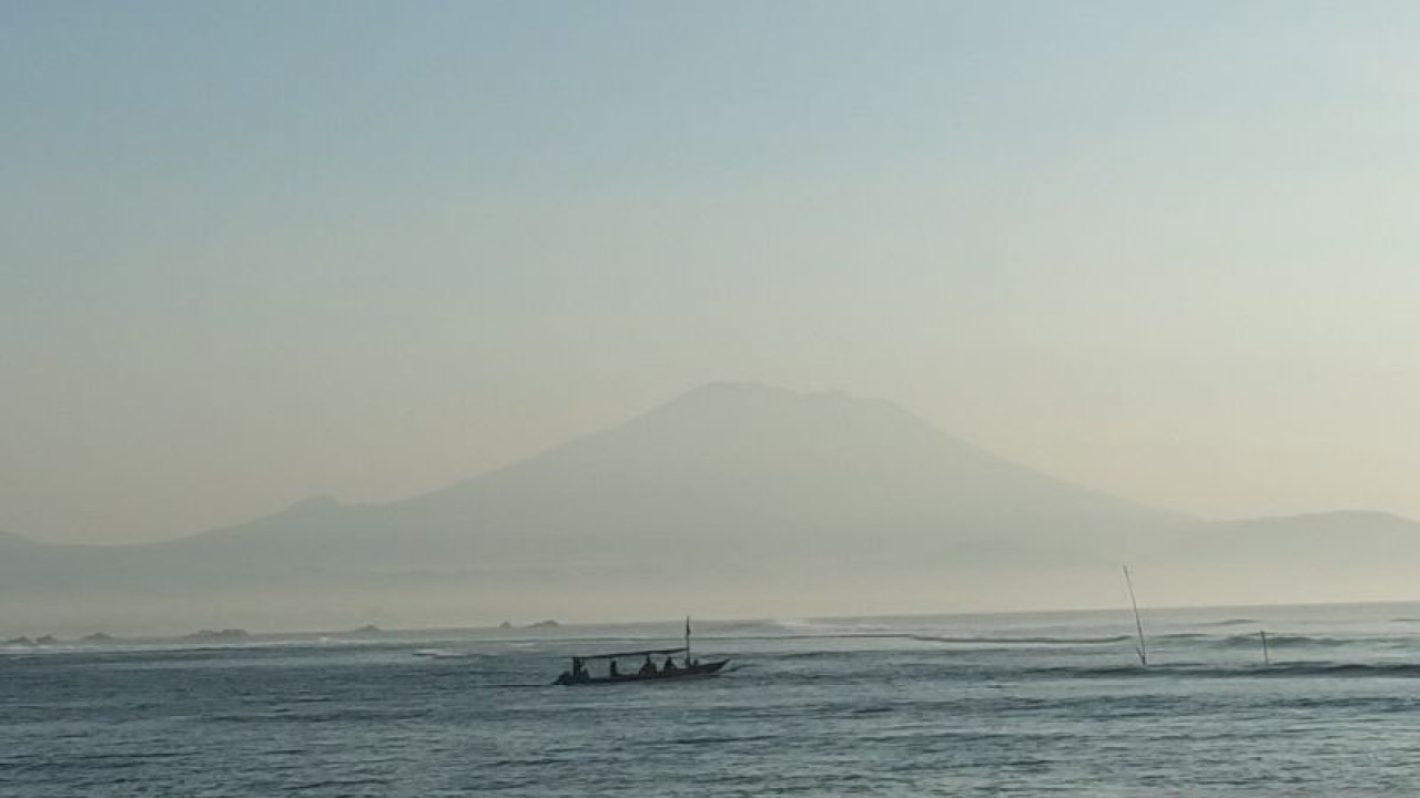 Arsip foto - Perahu tradisional berlayar menuju Nusa Penida di kawasan Sanur, Denpasar, Bali, Minggu (16/4/2023) ANTARA/Dewa Ketut Sudiarta Wiguna