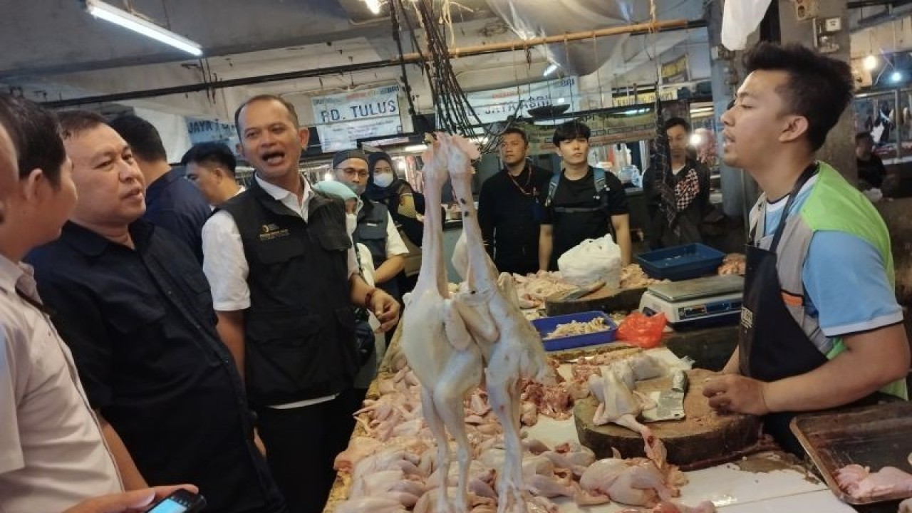Satgas Pangan Polda Jawa Barat mengecek pedagang ayam potong di Pasar Kosambi, Kota Bandung, Jawa Barat, Rabu (3/5/2023). (ANTARA/Bagus Ahmad Rizaldi)