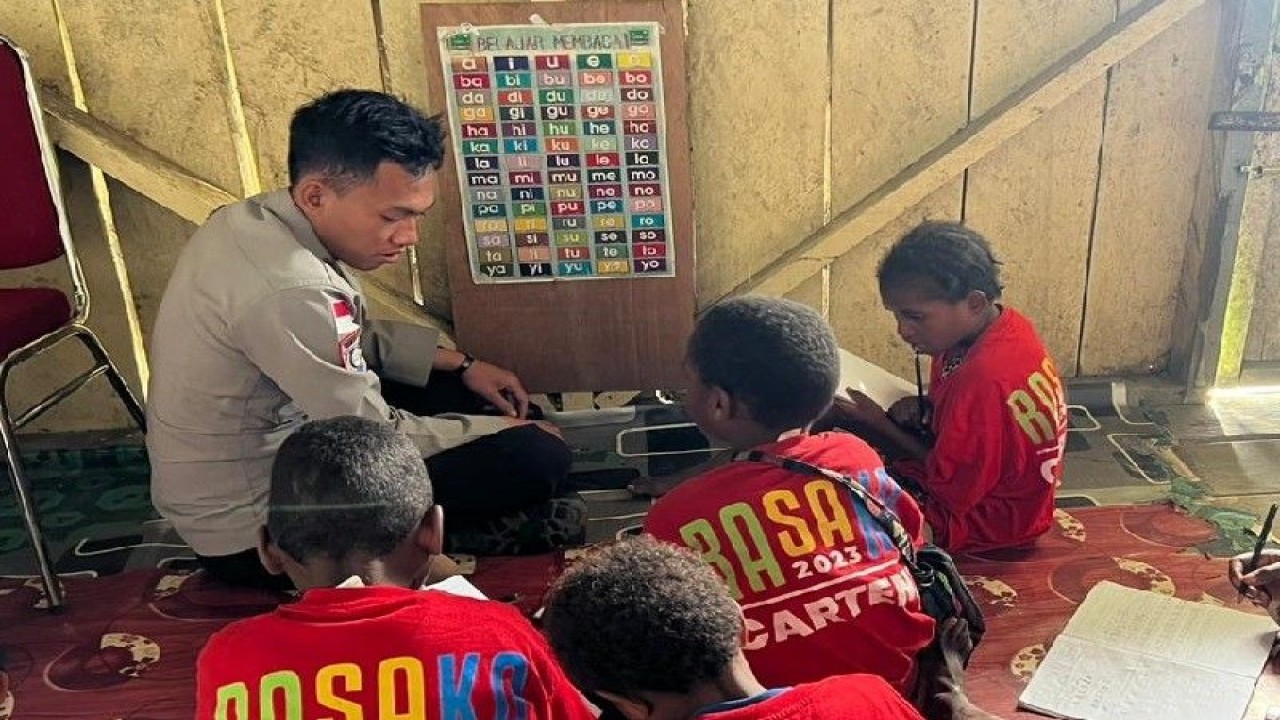 Anak-anak putus sekolah di Sugapa, Kabupaten Intan Jaya nampak antusias belajar bersama tim Satgas Rasaka Cartenz. (ANTARA/HO/Humas Polda Papua)