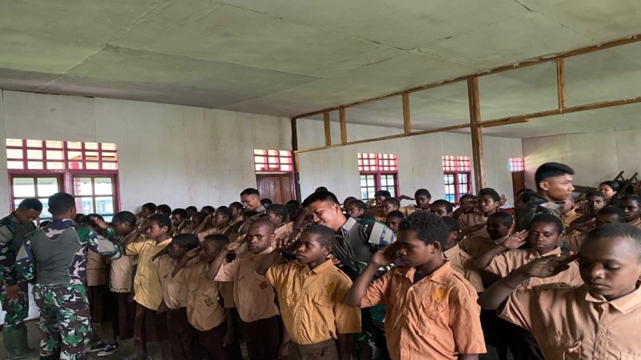 Prajurit Satgas Yonif 527/BY saat memberikan pengajaran PBB kepada siswa SMP N 1 Obon, Distrik Paniai Barat, Kabupaten Paniai, Papua Tengah, Sabtu (20/5) (ANTARA/HO- SatgasYonif 527/BY.)