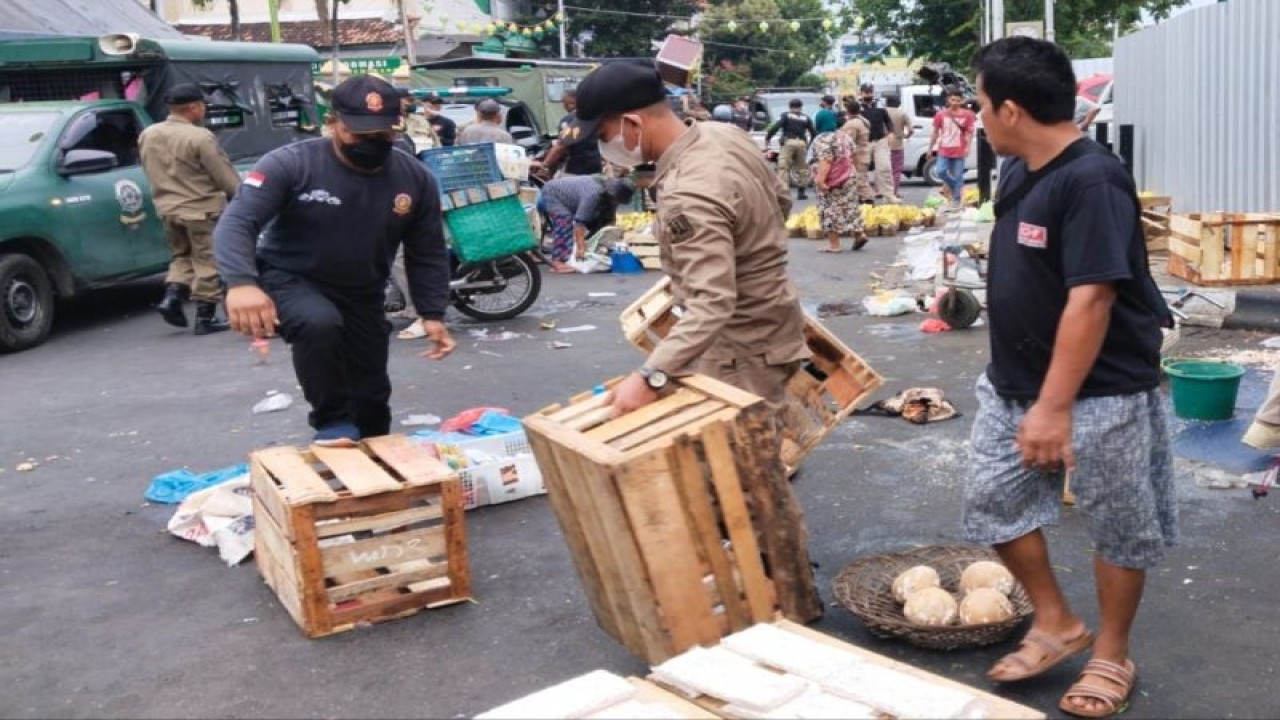 Petugas Satuan Polisi Pamong Praja (PP) Kota Semarang menertibkan pedagang kaki lima (PKL) liar yang mangkal di sekitar Pasar Kanjengan, Semarang, Kamis (11/5/2023). ANTARA/Zuhdiar Laeis