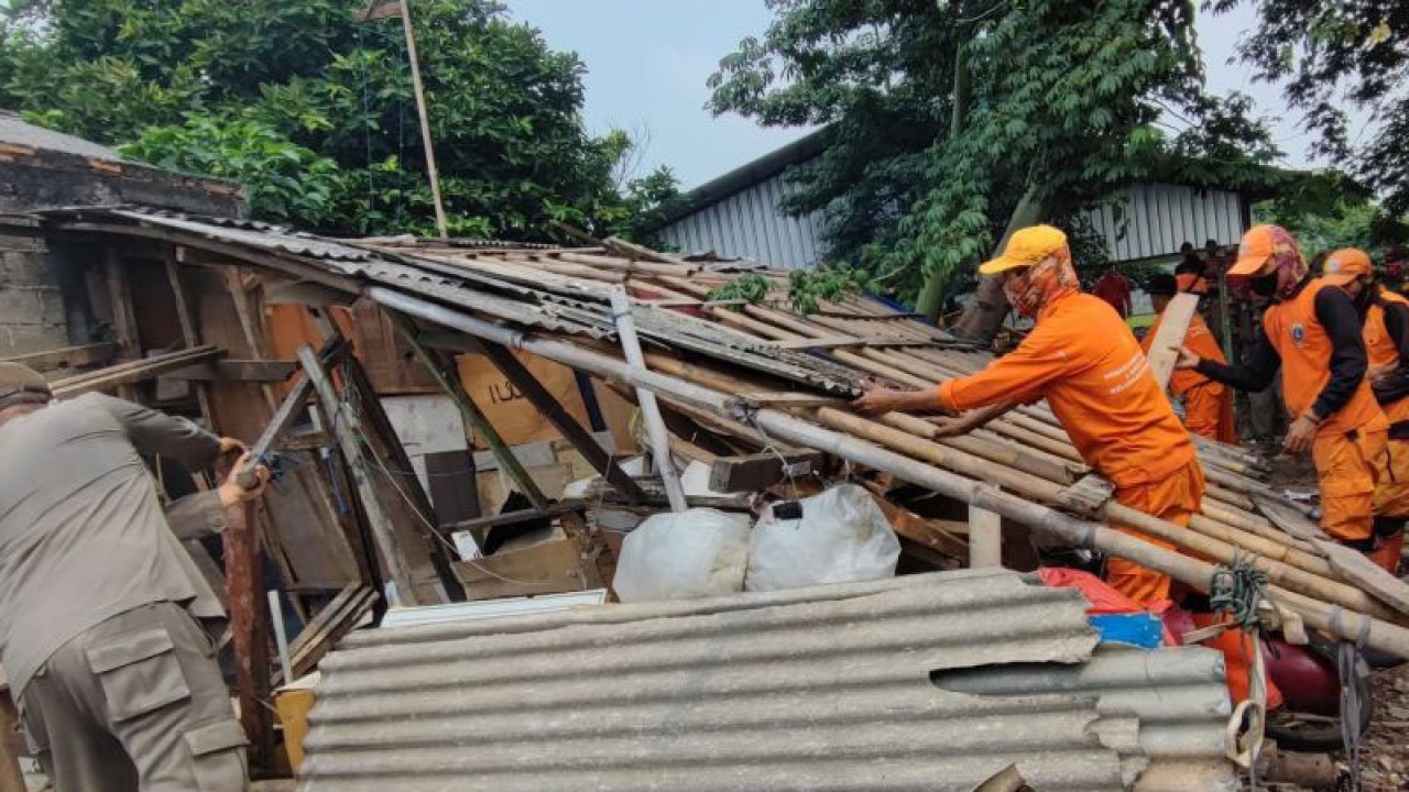 Sejumlah petugas Satpol PP dan Penanganan Prasarana dan Sarana Umum (PPSU) membongkar rumah yang dibangun tanpa ijin di Jalan Rawa Jaya, Pondok Kopi, Duren Sawit, Jakarta Timur, Selasa (30/5/2023). ANTARA/Syaiful Hakim