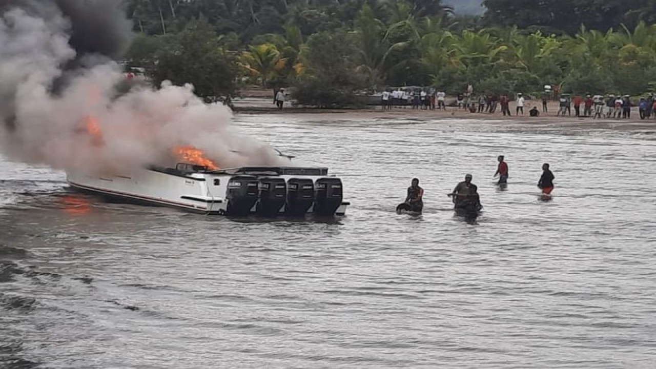 Perahu motor cepat (speed-boat) Endewini untuk kegiatan operasional Bupati Teluk Wondama, Papua Barat terbakar di dermaga Pelabuhan Kuri Pasai, Wasior, Selasa pagi. (ANTARA/HO-Zack Tonu B)