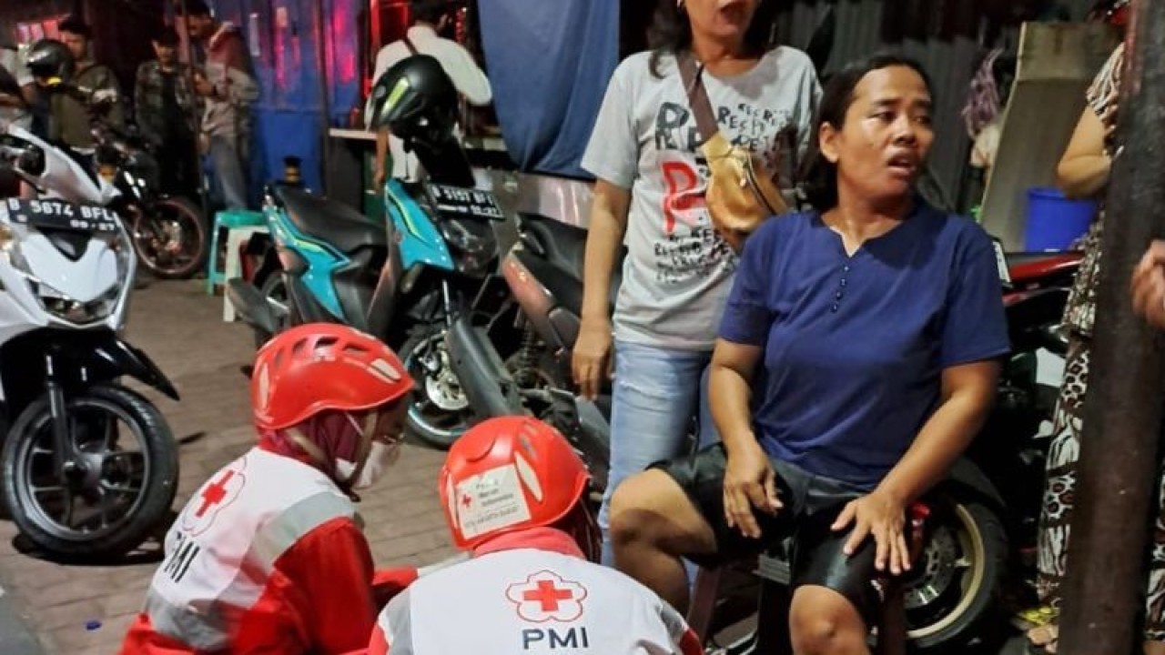 Petugas PMI sedang memeriksa korban kebakaran rumah kontrakan di Jl Profesor Dokter Latumeten Gang H 92, RT.008/006, Kelurahan Angke, Kecamatan Tambora, Jakarta Barat pada Sabtu (20/5/2023). ANTARA/Gulkarmat Jakbar