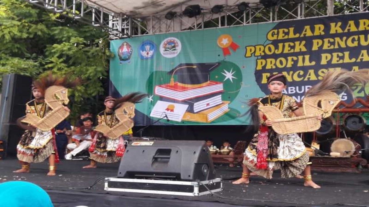 Siswa salah satu SD di Kabupaten Temanggung tampil dalam gelar karya projek penguatan profil pelajar Pancasila di halaman Gedung Pemuda Temanggung. (ANTARA/Heru Suyitno)