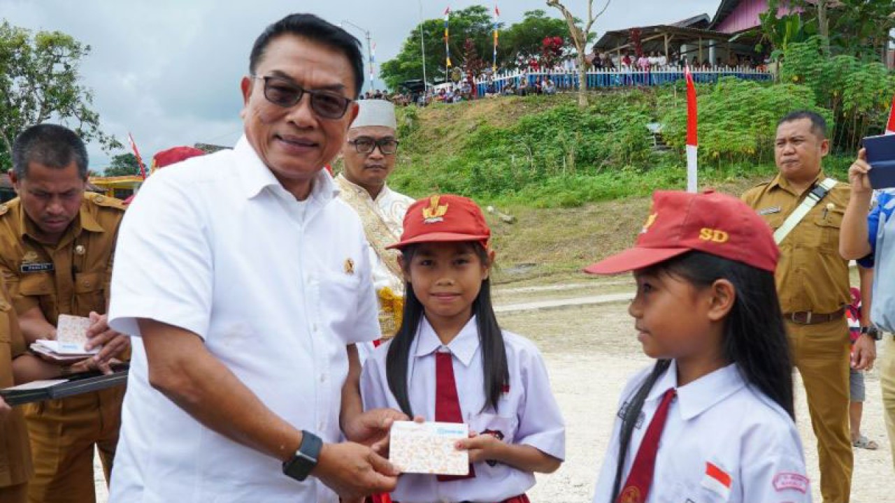 Kepala Staf Kepresidenan Moeldoko menyerahkan bantuan pendidikan secara simbolis di SDN 12 Makale, Tana Toraja, Sulawesi Selatan, Rabu (31/5/2023). (ANTARA/HO-Kantor Staf Presiden)
