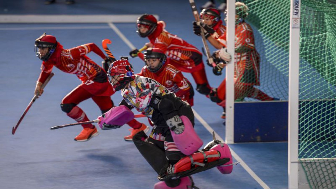 Pemain hoki DKI Jakarta berlari saat penalti dari tim hoki Jawa Barat dalam Final Hoki Ruangan Putri PON Papua di Stadion Indoor Doyo Baru, Kabupaten Jayapura, Papua, Minggu (10/10/2021). ANTARA FOTO/M Risyal Hidayat/wsj. (ANTARA FOTO/M RISYAL HIDAYAT)