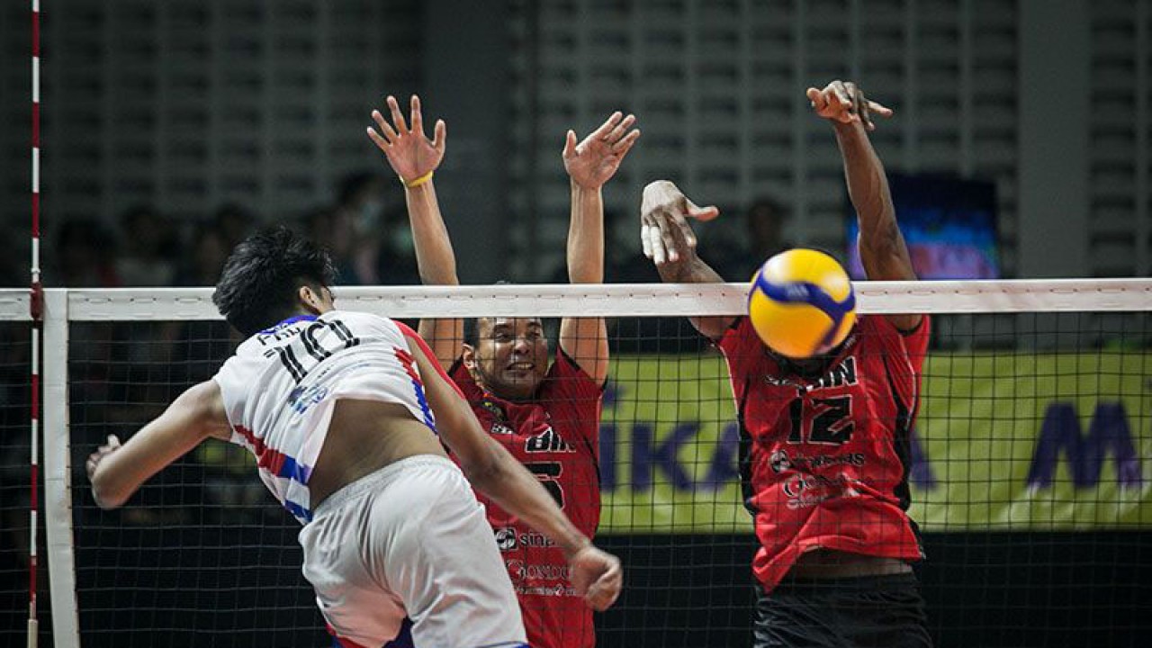Debutan tim voli SEA Games Indonesia Fahri Septian Putratama (kiri) saat tampil memperkuat Klub Lavani dalam seri ketiga putaran kedua Final Four Putra PLN Mobile Proliga 2023 di Sritex Arena, Solo, Jawa Tengah, Minggu (12/3/2023). ANTARA FOTO/Mohammad Ayudha/nz.