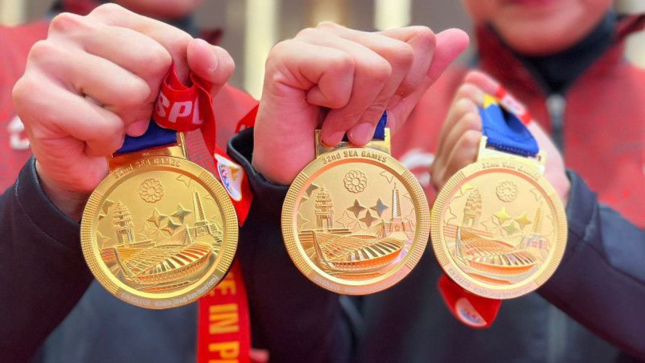 Atlet kun bokator Indonesia memamerkan medali emas yang mereka peroleh pada SEA Games 2023 Kamboja di Chroy Changvar Convention Center Phnom Penh, Kamboja, Senin (8/5/2023). (ANTARA/Arnidhya Nur Zhafira)