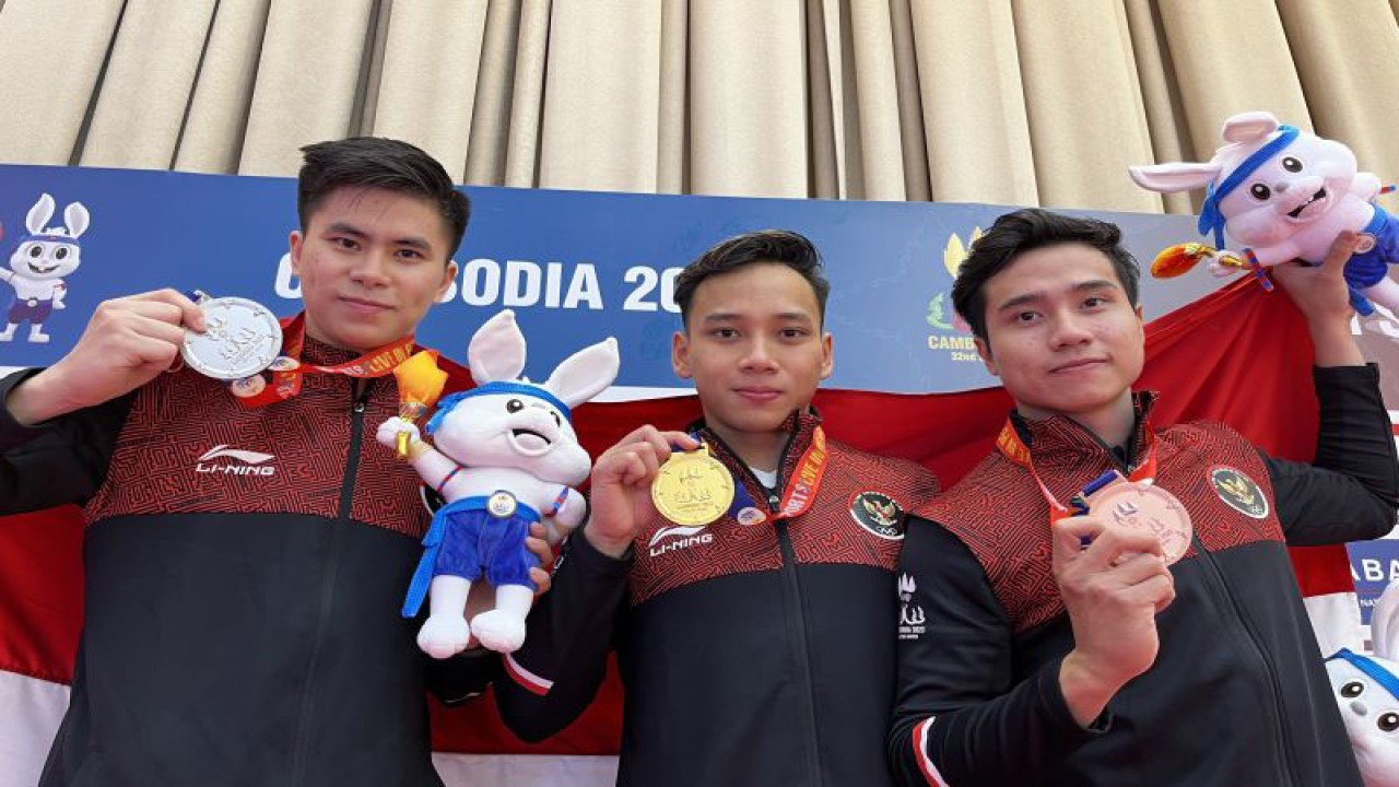 (Ki-ka) Tiga atlet taolu Indonesia yakni Edgar Xavier Marvelo, Muhammad Daffa Golden Boy, dan Seraf Naro Siregar berpose dengan capaian medali mereka untuk wushu Indonesia di SEA Games 2023 Kamboja, Kamis (11/5/2023). (ANTARA/Arnidhya Nur Zhafira)