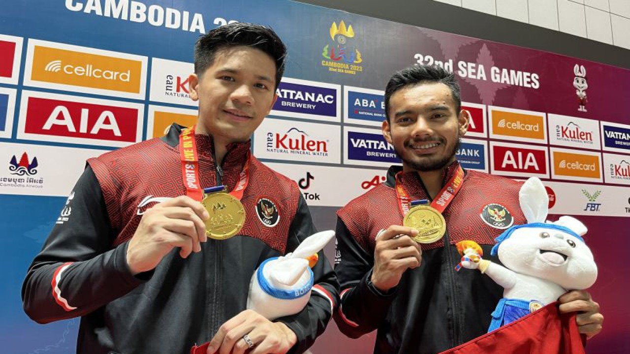 Ganda putra Indonesia Yeremia Erich Yoche Yacob Rambitan/Pramudya Kusumawardana berpose dengan medali emas mereka yang diraih di SEA Games 2023 Kamboja, Selasa (16/5/2023). (ANTARA/Arnidhya Nur Zhafira)