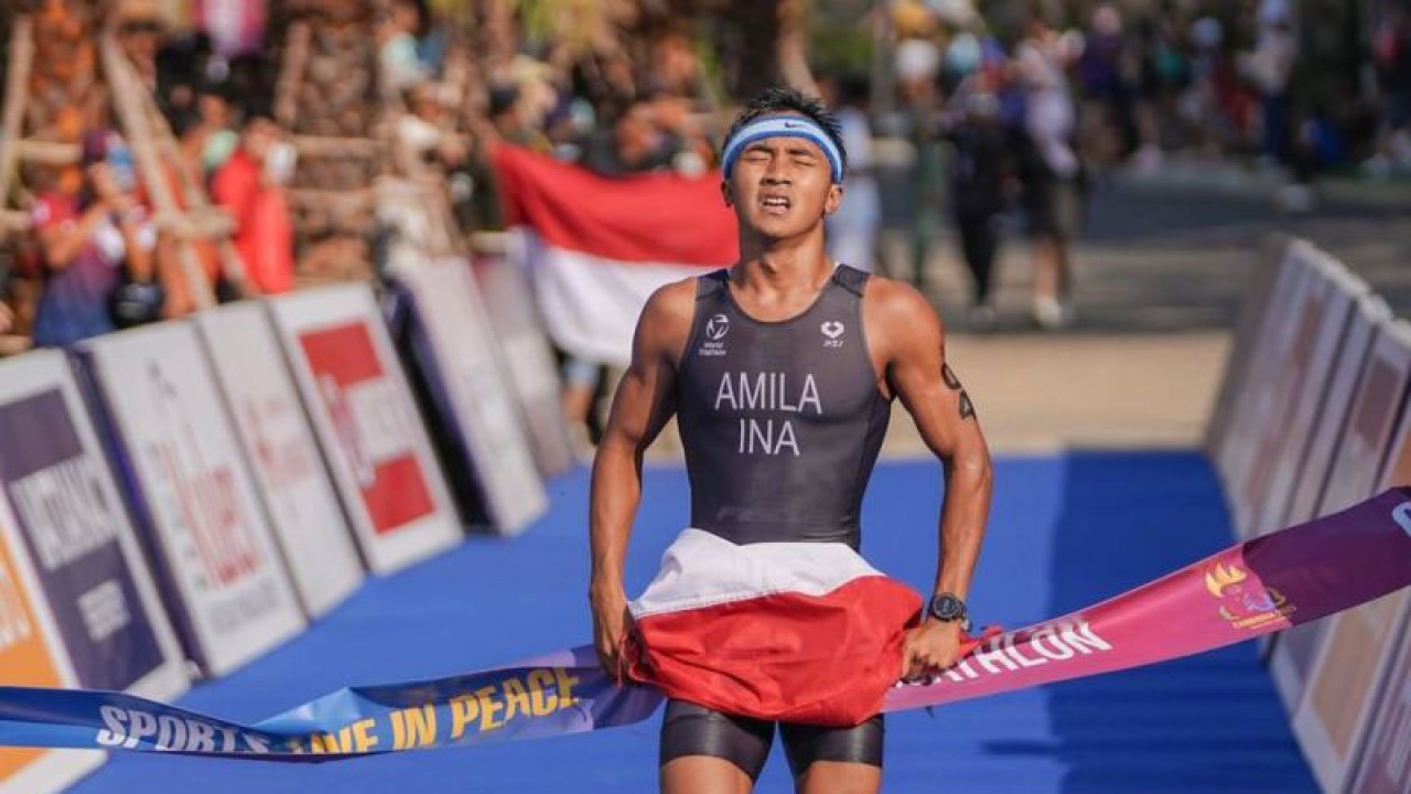 Atlet aquatlon putra Indonesia Rashif Amila Yaqin berlari jelang garis finis pada nomor men aquathlon elite SEA Games 2023 di Kep Town Beach, Kep, Kamboja, Sabtu (6/5/2023). Rashif Amila Yaqin mencatatkan total waktu 14 menit 28 detik dan meraih emas pertama untuk Indonesia pada ajang SEA Games 2023. ANTARA FOTO/HO-NOC/Rizki Fitrianto/tom.