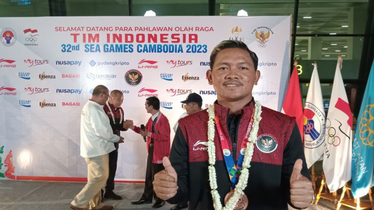 Kapten tim nasional kriket putra I Kadek Gamantika berpose setelah upacara penyambutan atlet SEA Games di Bandara Soekarno-Hatta, Tangerang, Jumat (19/5/2023). (ANTARA/RAUF ADIPATI)