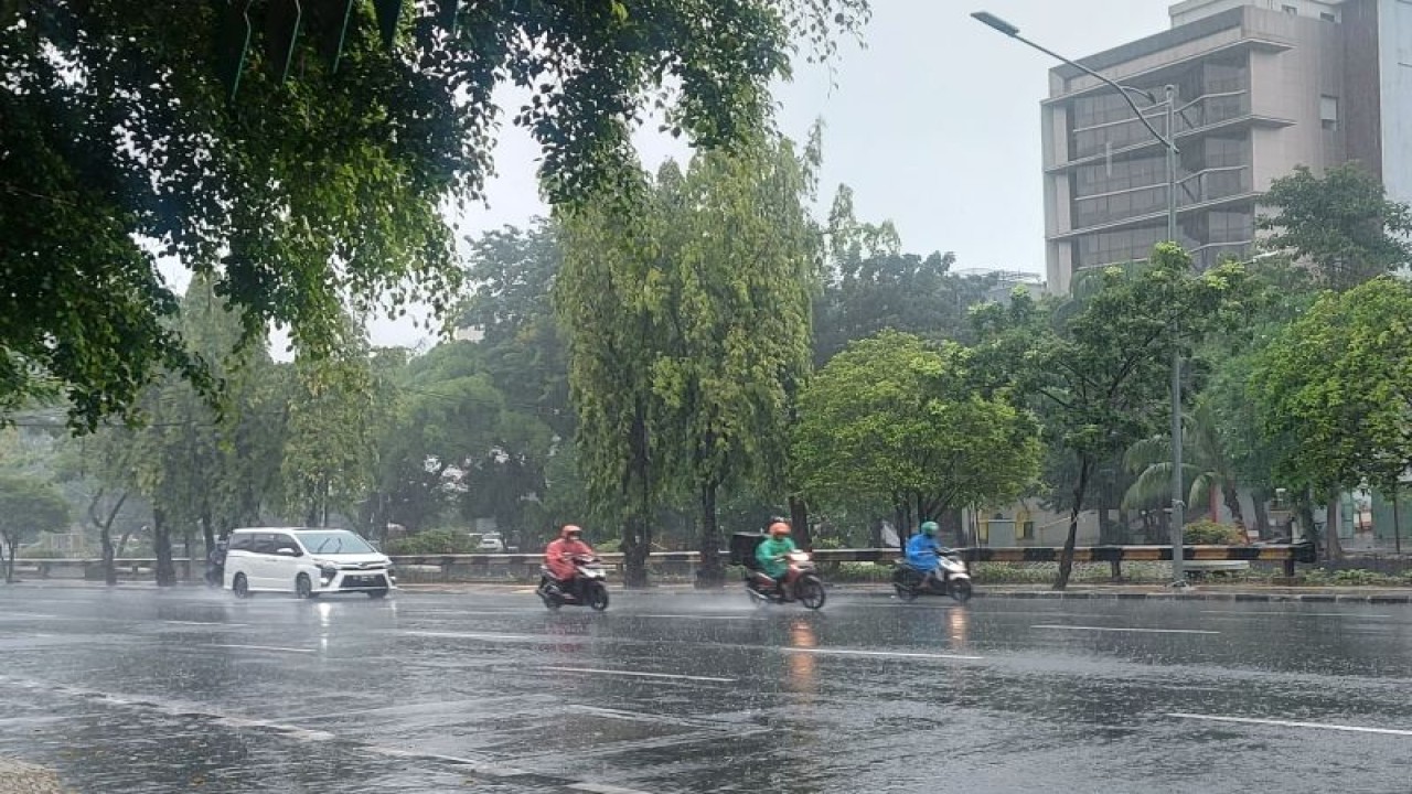 Sejumlah pengendara motor berkendara saat hujan di Jalan Pos, Pasar Baru, Jakarta Pusat. ANTARA/Fianda Sjofjan Rassat