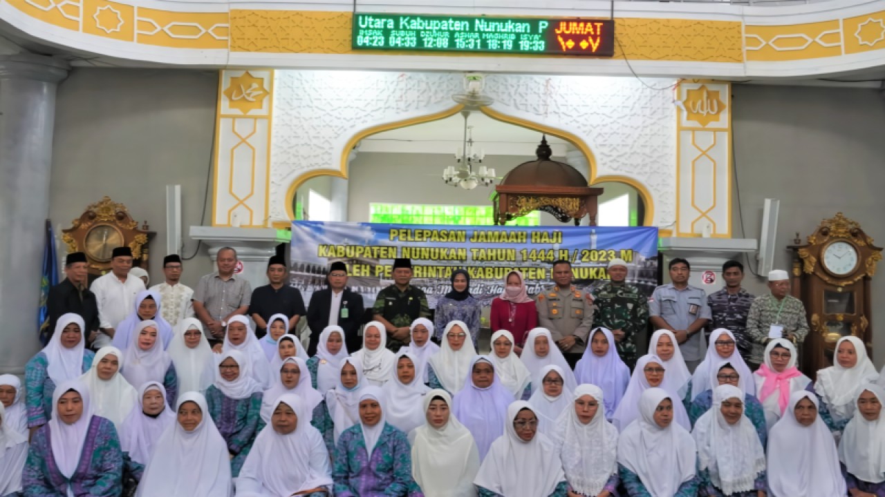 Sejumlah calon haji Nunukan berfoto bersama Bupati dan Forkopimda Nunukan usai mengikuti prosesi pelepasan, Jumat (26/5/2023) di Nunukan. (ANTARA/HO-Dokpim Nunukan)