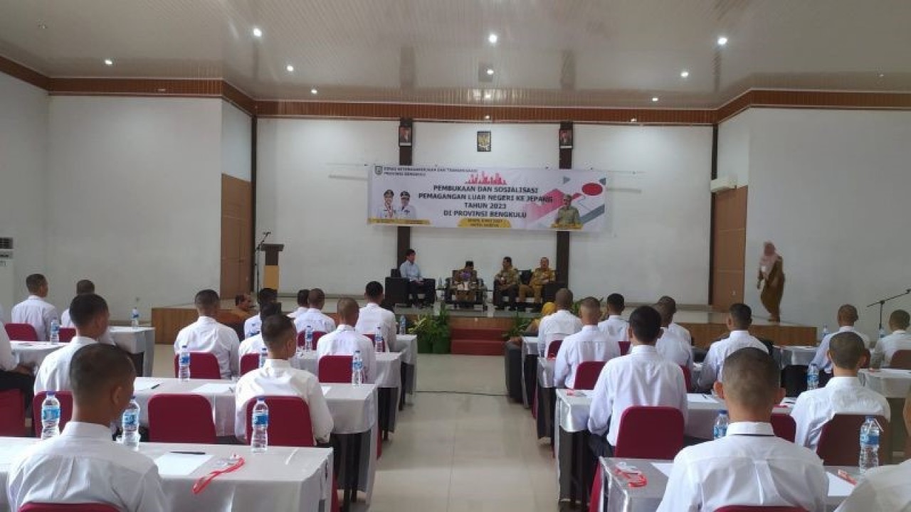 Sebanyak 100 peserta magang ke Jepang saat menjalani tes tertulis di salah satu hotel di Bengkulu. ANTARA/Anggi Mayasari