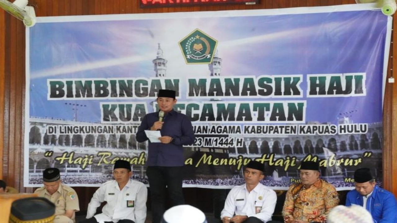 Wakil Bupati Kapuas Hulu Wahyudi Hidayat membuka manasik haji di wilayah Kabupaten Kapuas Hulu Kalimantan Barat, Selasa (9/5/2023). ANTARA/HO-Prokopim Setda Kapuas Hulu