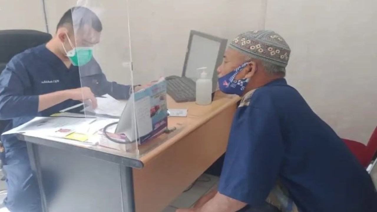 Petugas RSUD dr Sayidiman Magetan melakukan pemeriksaan kesehatan bagi calon haji asal daerah setempat sebagai rangkaian persiapan keberangkatan mereka untuk menjalani ibadah haji tahun 1444 H/2023. ANTARA/HO-Diskominfo Kabupaten Magetan