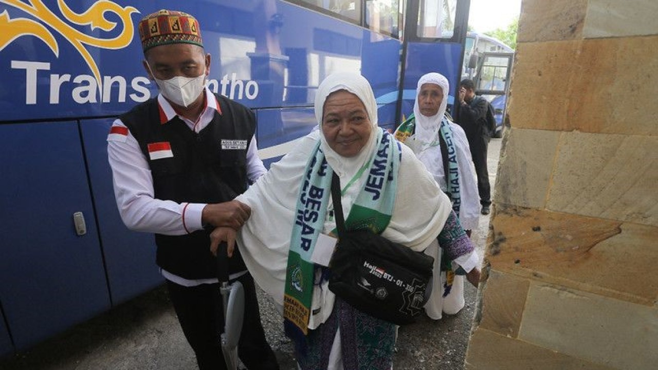 Jamaah calon haji kloter pertama Embarkasi Aceh mulai memasuki Asrama Embarkasi Aceh, Banda Aceh, Selasa (23/5/2023). (ANTARA/Khalis Surry)